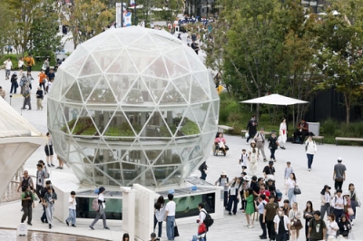 写真:大阪・関西万博の会場に展示された地球儀形の食糧生産装置「アクアポニックス」=2025年10月、大阪市此花区の夢洲