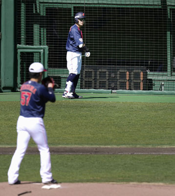 写真：実戦形式の練習で設置された、投球間隔の時間を制限するための「ピッチクロック」の表示＝宮崎