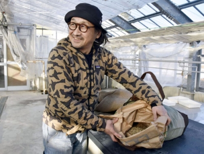 写真：ビール大麦「北大１号」について説明する鈴木将之さん＝浦幌町