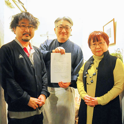 写真：第１３回嚥下食メニューコンテストの決勝審査会に進出するケセラネットワークの音喜多会長ら