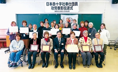 写真:感謝状を受けた室蘭市点訳赤十字奉仕団のメンバー(提供写真)