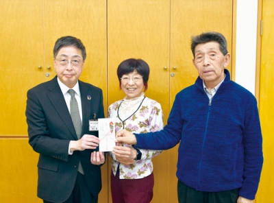 写真：室蘭市社協に善意を届けた（右から）斉藤代表、松山さん