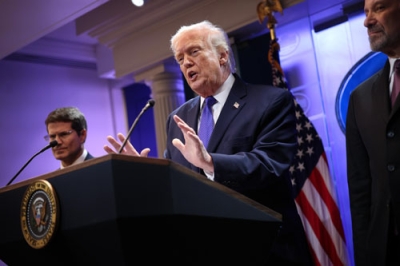 写真：米最高裁の関税違法判決を受けてホワイトハウスで記者会見するトランプ大統領＝２０日、ワシントン（ゲッティ＝共同）