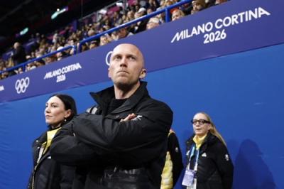 写真:フィギュアスケート女子フリーで選手の演技を見守る振付師兼コーチのブノワ・リショー氏=19日、ミラノ(共同)