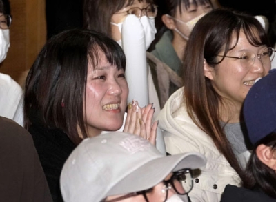 写真：高木美帆の１５００メートルのレースを見守る小国樹璃さん（左）＝２１日午前、幕別町