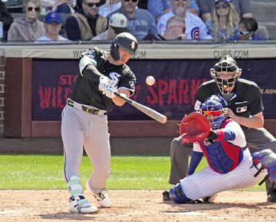 写真:カブス戦の4回、2点二塁打を放つホワイトソックス・村上=メサ(共同)