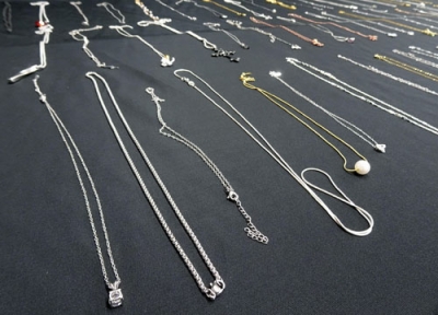写真：国民生活センターが金属アレルギーの危険性を調べる試験に使った市販品のネックレス