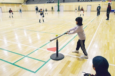 写真：バットを力いっぱい振る参加者