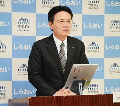 写真：「次の世代が夢を描ける町政運営に取り組む」と語る大塩町長