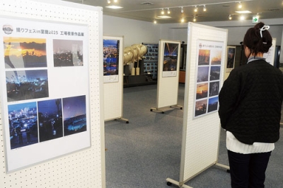 写真：工場夜景の写真などが並ぶパネル展