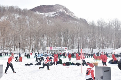 写真：第３７回昭和新山国際雪合戦が２１日、壮瞥町の昭和新山山麓で開幕した。道内外１１８チームが、白熱の“雪球バトル”を展開している＝午前１０時半ごろ