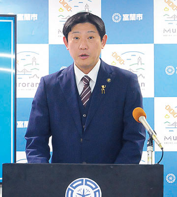 写真:2026年度予算案について説明する青山市長