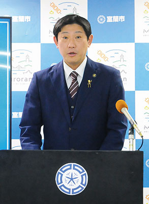 写真:新年度予算について説明する青山市長