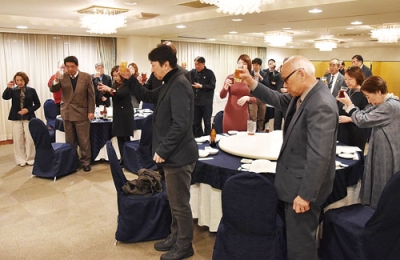 写真:会の発展を願って乾杯する出席者