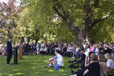 写真：ニュージーランド地震から１５年となり開かれた追悼式＝２２日、クライストチャーチ（共同）