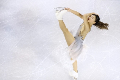 写真:エキシビションで演技する坂本花織=ミラノ(共同)