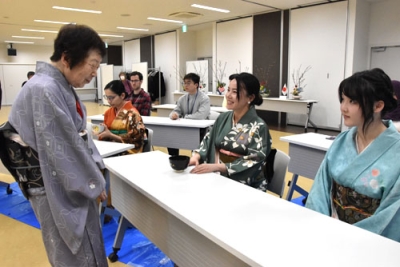 写真:着物に身を包み茶道を体験する参加者