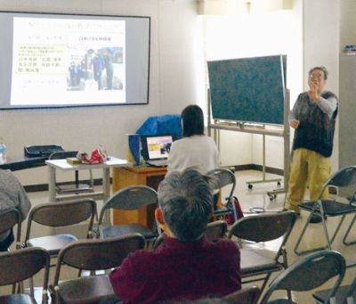 写真:日本古来の製鉄法として知られる「たたら製鉄」の歴史や魅力について熱く語る石崎代表