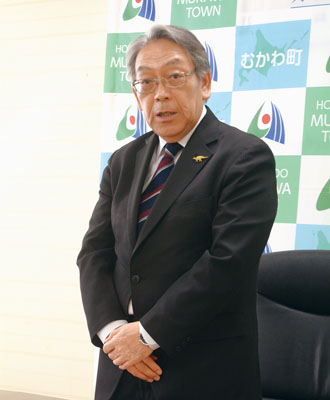 写真：新年度予算案を説明する成田副町長