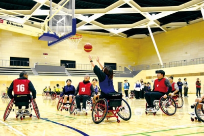 写真：みらい運動会で車いすバスケットボールを楽しむ参加者