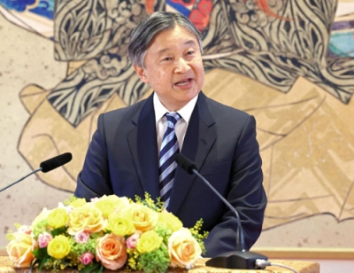 写真：６６歳の誕生日を前に記者会見される天皇陛下＝１９日、宮殿・石橋の間（代表撮影）