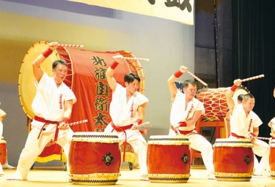 写真：陸上自衛隊幌別駐屯地北海自衛太鼓の創部６０周年記念演奏会が２２日、登別市民会館大ホールで開かれた。本番演奏では立ち見も出る超満員の来場者を前に、出演者は一打、一音に日ごろの感謝を込めて演奏した