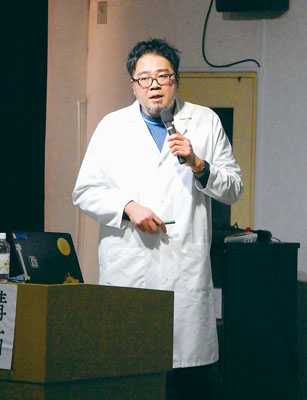 写真:炭素の活用方法などを紹介する馬渡准教授