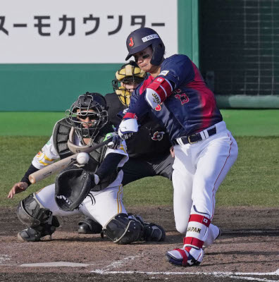 写真：９回日本代表２死一塁、森下が左翼線に二塁打を放つ。捕手海野＝サンマリン宮崎