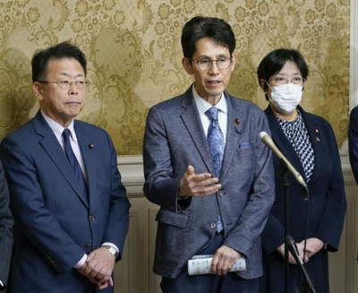 写真：会談後、記者団の取材に応じる（左から）公明党の西田幹事長、中道改革連合の階幹事長、立憲民主党の田名部幹事長＝２４日午前、国会