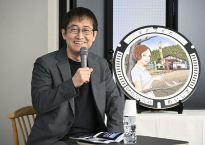 写真：トークショーに登場した伊藤潤二さん＝岐阜県中津川市