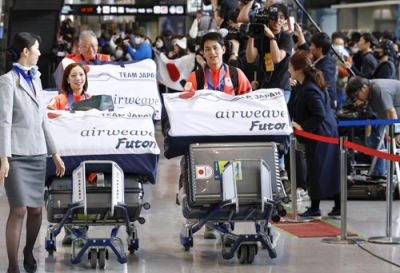 写真：ミラノ・コルティナ冬季五輪を終えて帰国したフィギュアスケートペアの（右から）木原龍一と三浦璃来＝２４日午後、成田空港