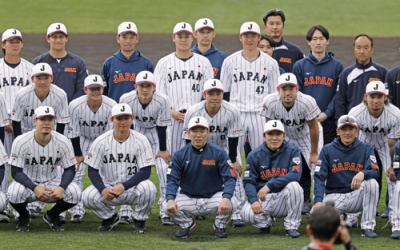 写真：強化合宿を打ち上げ、記念写真に納まる日本代表の井端監督（前列中央）ら＝宮崎