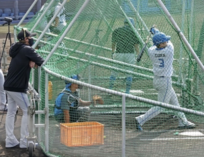 写真：新庄監督（左手前）の視線を受けながら打撃練習する日本ハムの郡司＝名護