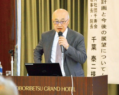 写真：寿会の総会で講演した千葉理事長・院長