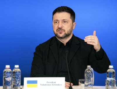 写真：ウクライナの首都キーウで記者会見するゼレンスキー大統領＝２４日（共同）