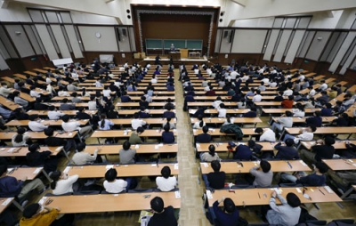 写真：国公立大２次試験の前期日程に臨む受験生＝２５日午前、東京・本郷の東京大学