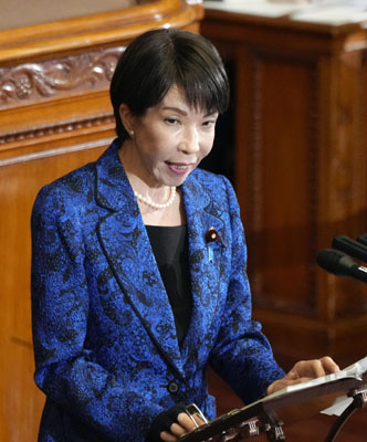 写真:参院本会議で立憲民主党田名部幹事長からのカタログギフト配布問題についての質問に答弁する高市首相=25日午前