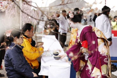 写真：京都・北野天満宮の「梅花祭」で開かれた野だて茶会で参拝客をもてなす舞妓＝２５日午前