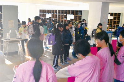 写真：いじめ撲滅を願いあいさつ運動を展開した児童たち