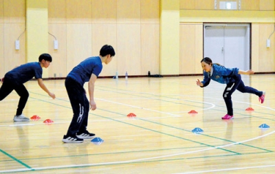 写真:速く走るこつを伝授する北風さん