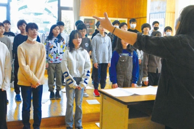 写真：秋山教諭に教わったことを意識して合唱に取り組む児童たち