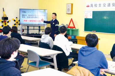 写真：自動車免許の取得を目指す高校生を対象に開かれた交通安全教室
