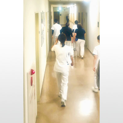 写真：説明会の会場に向かう職員ら＝２４日夜、市立室蘭総合病院