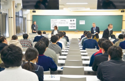 写真：試験会場でテストの開始を待つ受験生＝２５日午前９時４５分ごろ、室蘭工業大