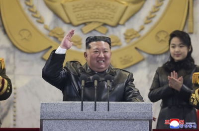 写真：朝鮮労働党大会閉会を記念した軍事パレードに臨む北朝鮮の金正恩党総書記（左）と娘＝２５日、平壌の金日成広場（朝鮮中央通信＝共同）