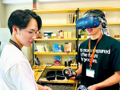 写真：オープンキャンパスでＶＲ（仮想現実）体験をする参加者