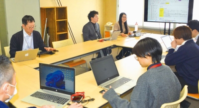 写真：壁打ちヒアリングで相談を受ける松田さん（右奥）