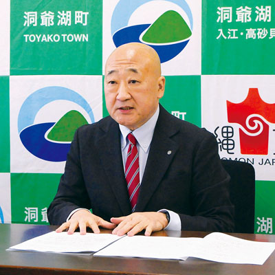 写真：「骨格」となる新年度予算案を説明する下道町長