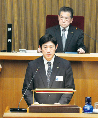 写真：４期目最後の市政方針を行う青山市長