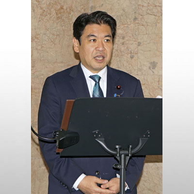 写真：閣議後に記者会見する松本文科相＝２７日午前、国会